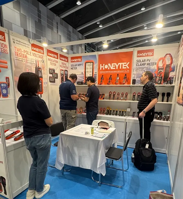 Honeytek team discussing OEM ODM testing instruments with global buyers-01