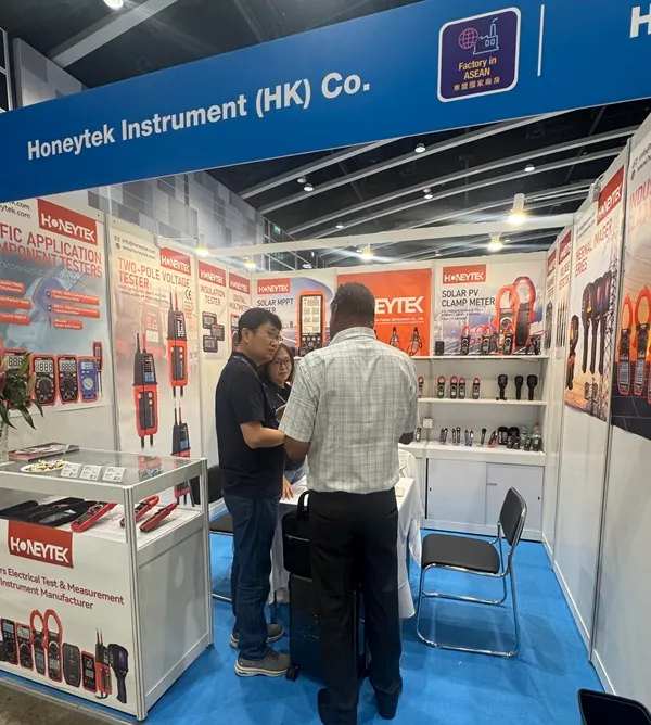International buyers visiting Honeytek at Hong Kong Electronics Fair-02